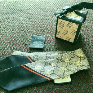 100% Authentic Gucci Silk Twill GG Monogram GG Bee Neck Bow Scarf Black Red